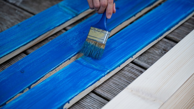 Peinture des planches de bois bleu