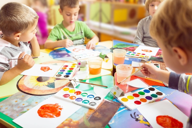 Peinture pour garçons d'âge préscolaire