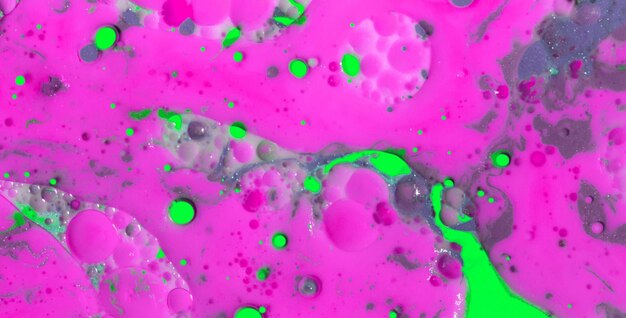 Peinture rose sur fond vert