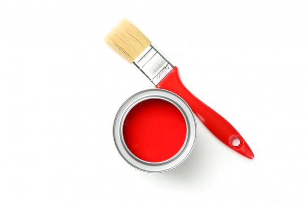 Peinture rouge et pinceau isolé sur blanc isolé