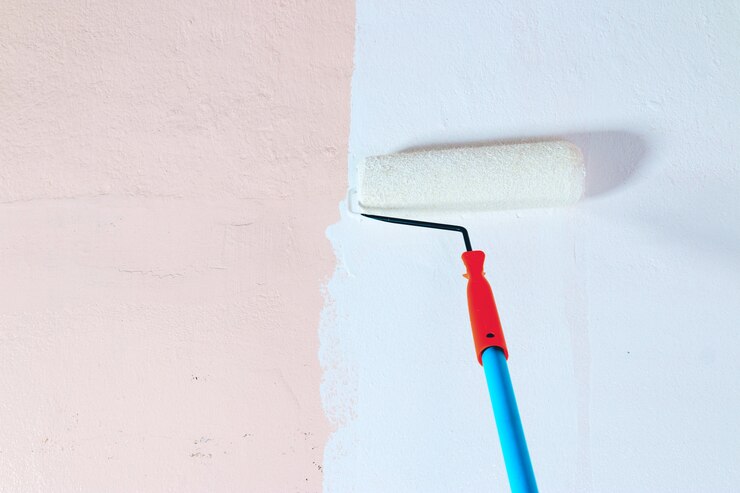 Peinture rouleau brosse, travailleur peinture sur mur surface en béton.
