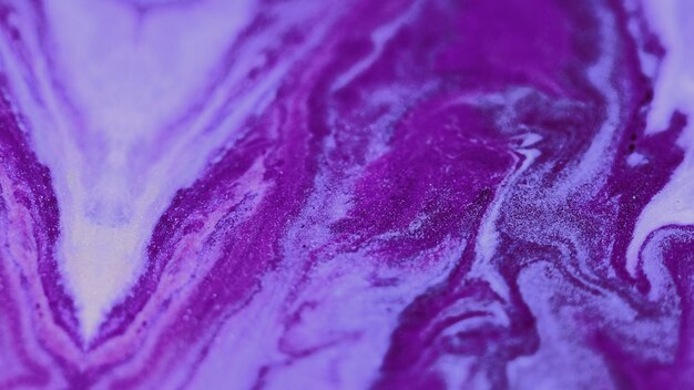 La peinture s'échappe, l'encre coule, le fluide violet ondule.