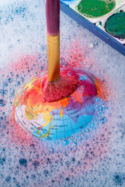 Photo peinture se dissolvant sur le dessus du globe