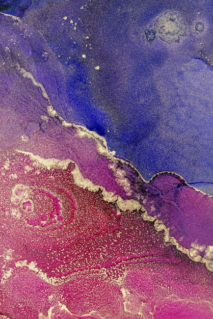 Une peinture d'un tableau abstrait violet et or avec une feuille d'or.