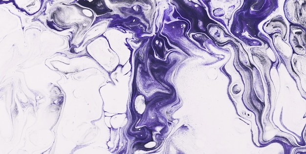 Une peinture violette et blanche d'un plan d'eau