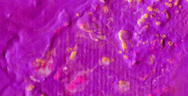 Photo peinture violette et jaune sur un fond violet