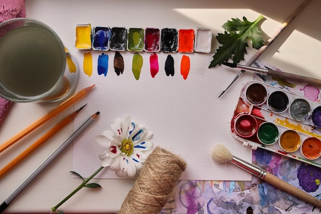 Peintures à l'aquarelle Étirer les couleurs de peinture Pinceaux Feuille de papier aquarelle