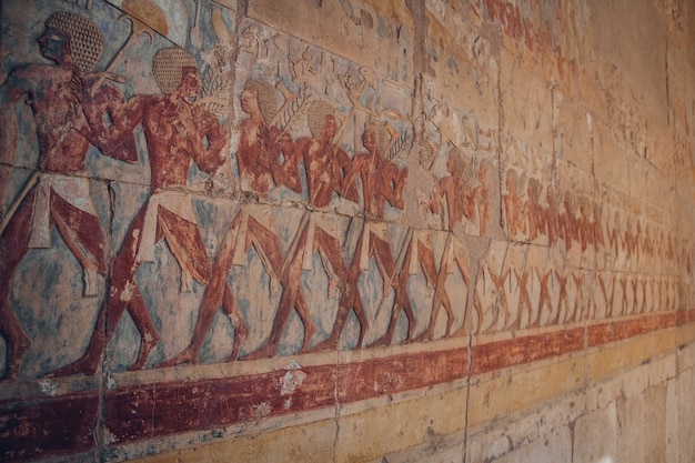 Peintures et hiéroglyphes égyptiens antiques sur le mur dans le temple d'Hatchepsout, en Egypte.