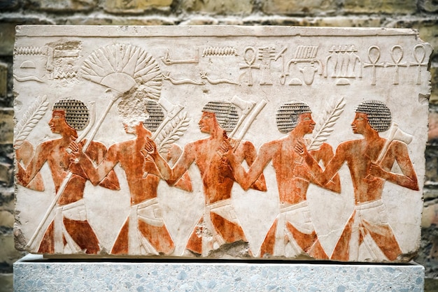 Photo peintures et hiéroglyphes égyptiens historiques sur le mur du musée égyptien de berlin