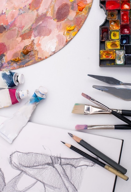 Peintures à l'huile et pinceaux sur une palette