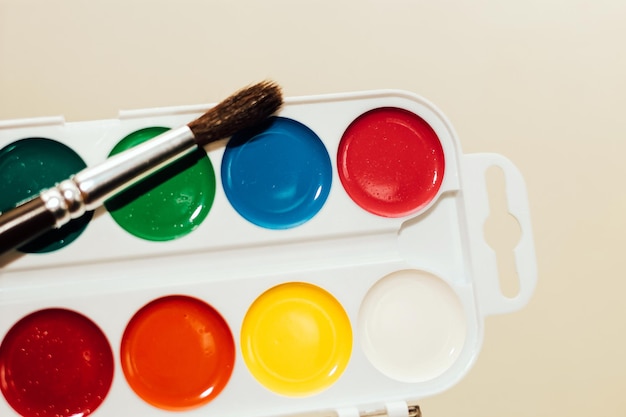 Photo peintures multicolores pour enfants à l'aquarelle pour dessiner au pinceau