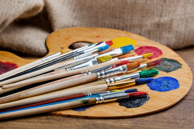 Peintures et pinceaux pour la peinture