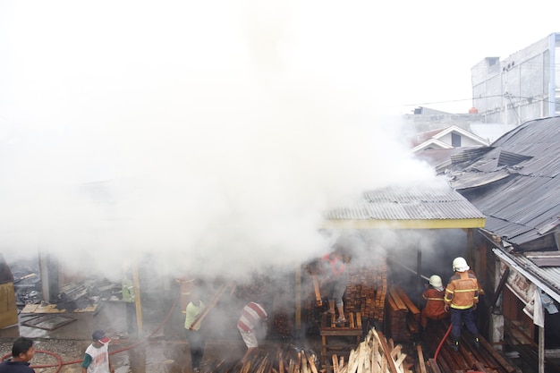 Photo pekanbaru indonésie 1 août 2015 les pompiers tentent d'éteindre un incendie qui engloutit une communauté