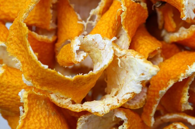 Peler des mandarines séchées, torsadées en spirale, en vrac.