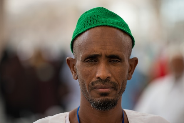 Photo un pèlerin musulman venu d'afrique est venu accomplir le hajj au holy mo