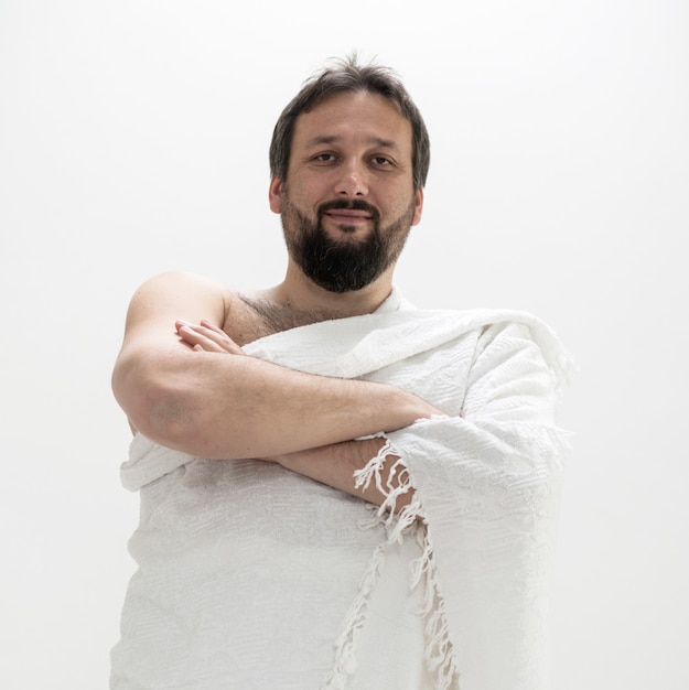 Photo pèlerin musulman avec des vêtements de hajj