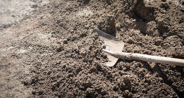 Pelle avec un chantier de construction de ciment