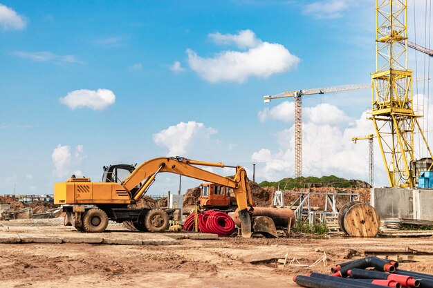 Une pelle sur chenilles lourde avec un grand godet se prépare pour le travail. Matériel de construction lourd pour les travaux de terrassement. Excavatrice de carrière. Amélioration du territoire.