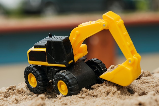 Pelle jaune jouet avec du sable sur les camions de jouets pour enfants bac à sable pour enfants