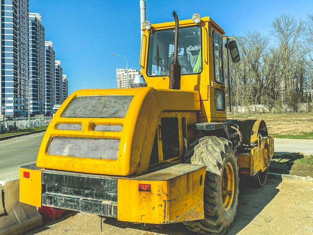 Une pelle jaune pour équipement de construction pour la construction de maisons de transfert de sable est en cours de construction