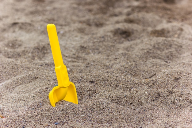 Pelle pour enfants dans le sable sur la plage