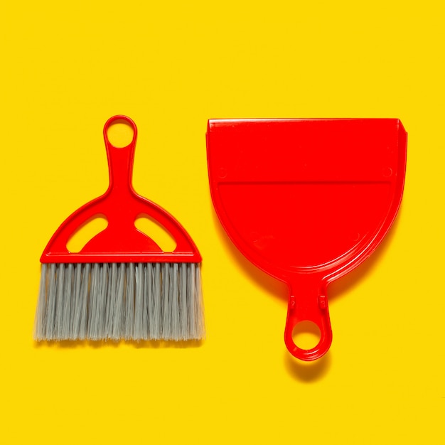 Pelle rouge et brosse se trouvant sur jaune