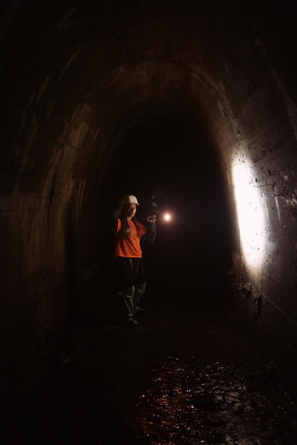 Une pelleteuse avec lampe de poche explore le tunnel