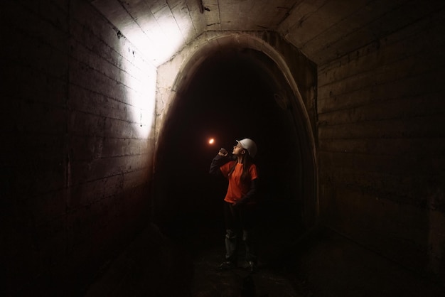 Une pelleteuse avec lampe de poche explore le tunnel