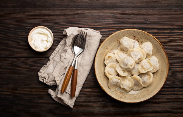 Pelmeni plat traditionnel de la cuisine russe boulettes bouillies avec de la viande hachée