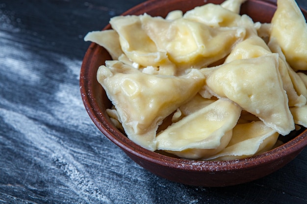 Pelmeni ou raviolis russes traditionnels.