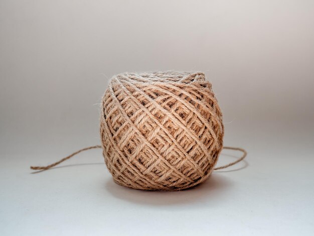 Pelote de ficelle de jute isolé sur fond blanc