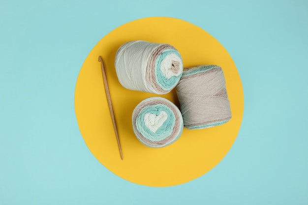 Pelote de fils de laine de couleurs pastel et crochet