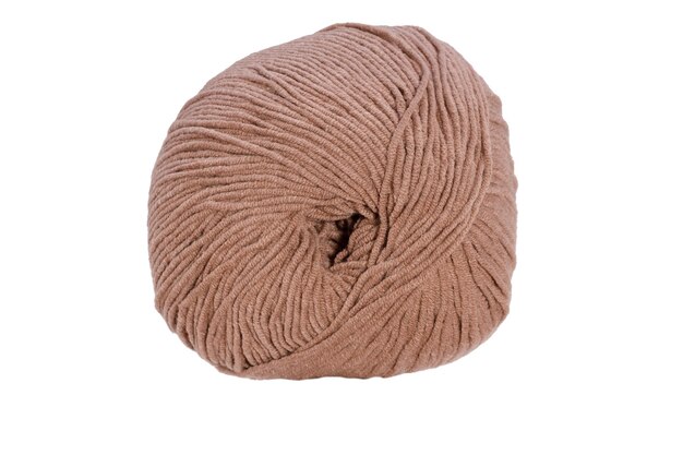 Pelote de laine marron isolé sur fond blanc. photo de haute qualité