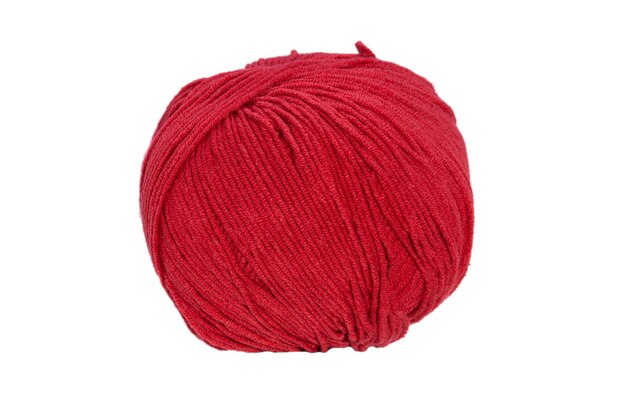 Pelote de laine rouge isolé sur fond blanc. photo de haute qualité