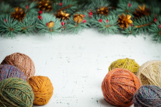 Pelotes de laine sur fond de sapin de Noël