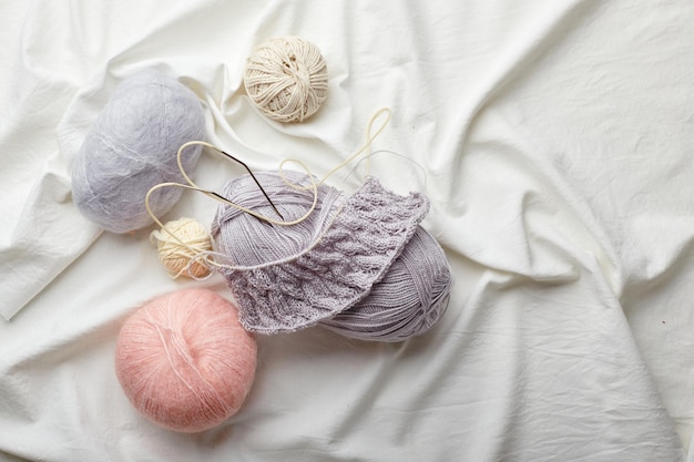 Pelotes de laine et mohair à tricoter aux couleurs pastel