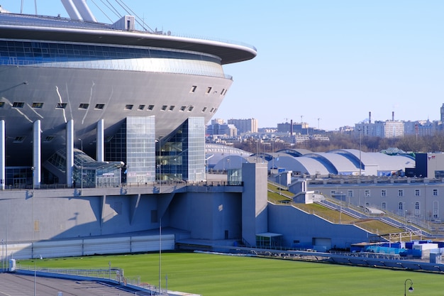 Photo la pelouse verte du terrain de football est automatiquement repoussée au soleil