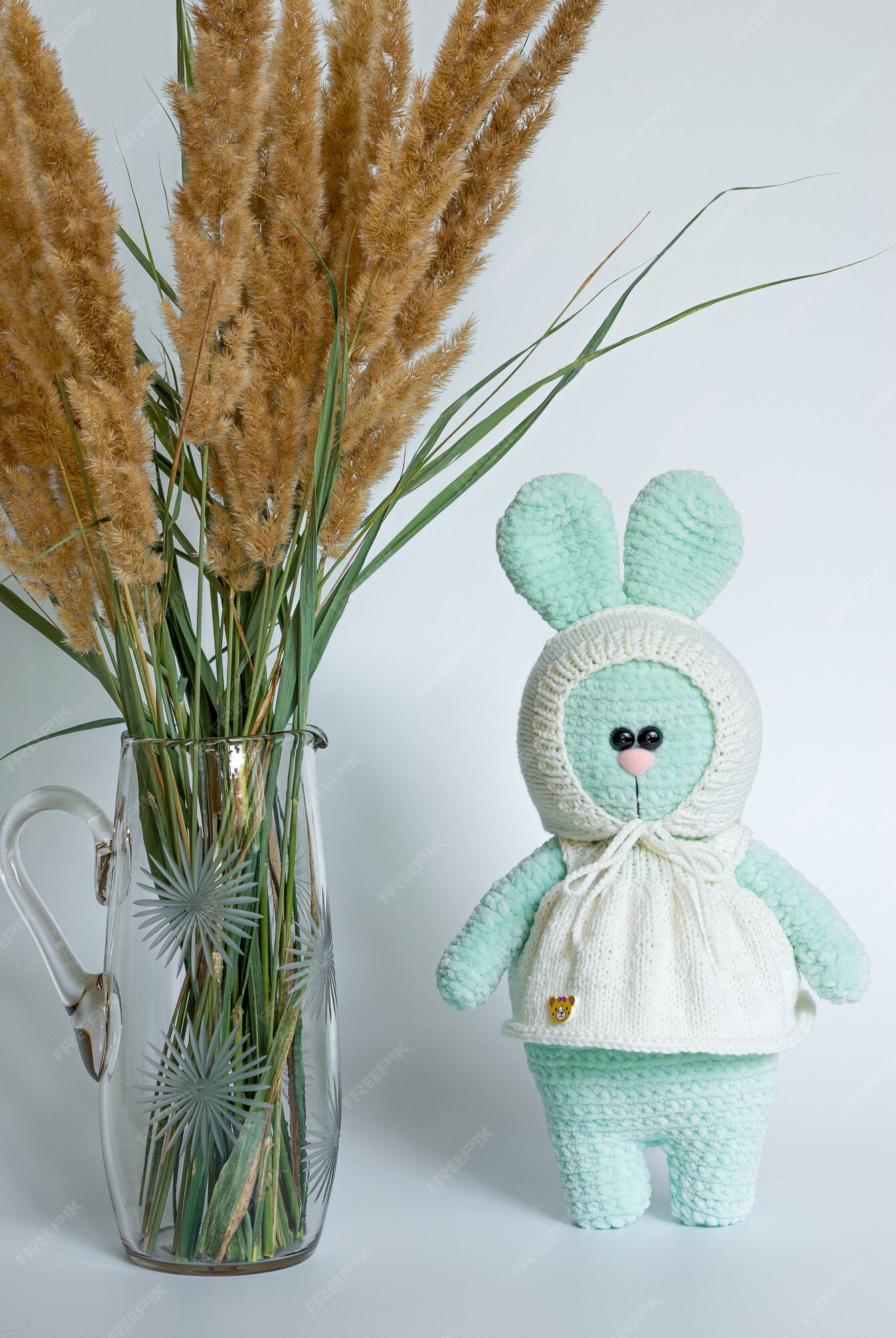 Peluche Lapin à Côté D'un Bouquet D'herbe Sèche