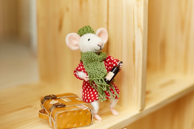 Peluche En Mohair Faite à La Main. Senti Un Rat Avec Une Bouteille De Vin Dans Les Mains Et Une Valise Jaune