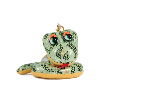 Peluche petit serpent souriant vert isolé sur fond blanc