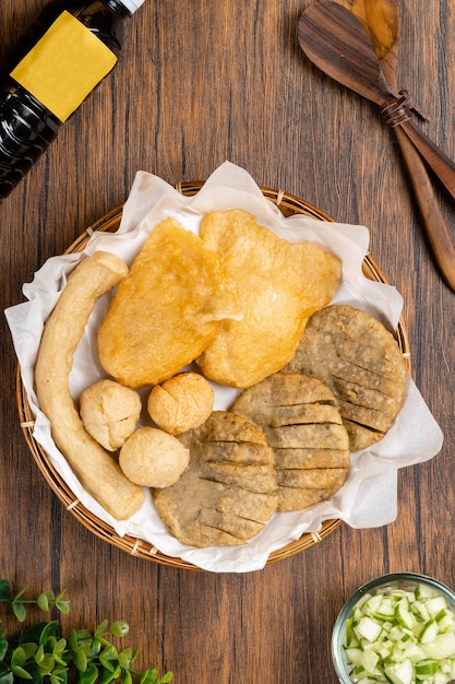 Photo pempek ou empekempek est une délicatesse indonésienne savoureuse de gâteau de poisson à base de poisson et de tapioca