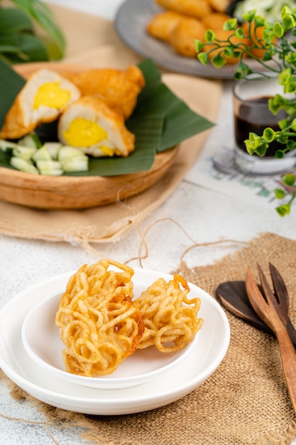 Photo pempek ou empekempek est une délicatesse indonésienne savoureuse de gâteau de poisson à base de poisson et de tapioca