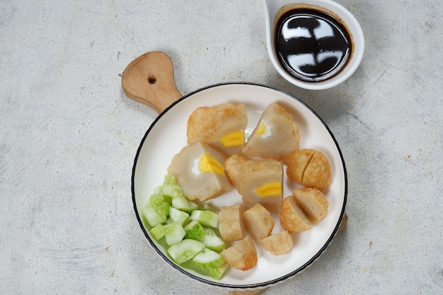 pempek avec sauce cuko est une délicatesse de gâteau de poisson indonésien savoureux typiquement de palembang