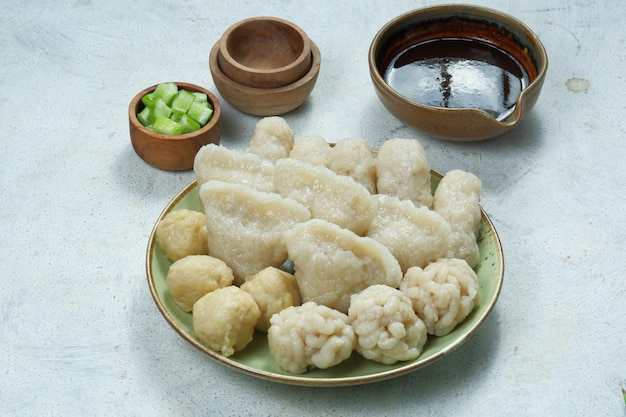 le pempek à la sauce cuko est une délicieuse galette de poisson indonésienne, typiquement de Palembang