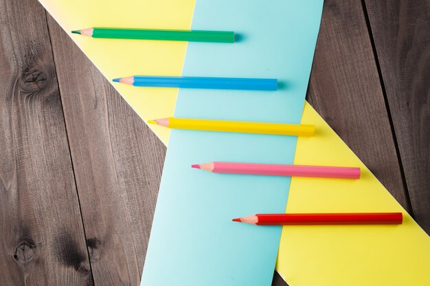 Pencilee avec bande de couleur croisée