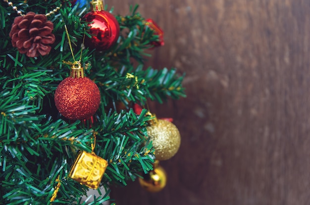 Pendaison de boules rouges sur des branches de pin, guirlande et ornements de Noël