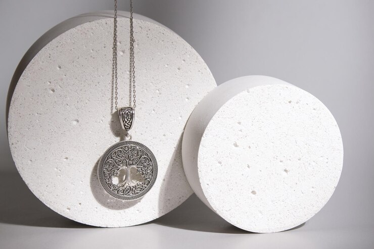 Pendant de collier pour femmes symbole de l'arbre de la vie en acier inoxydable fond d'une couleur