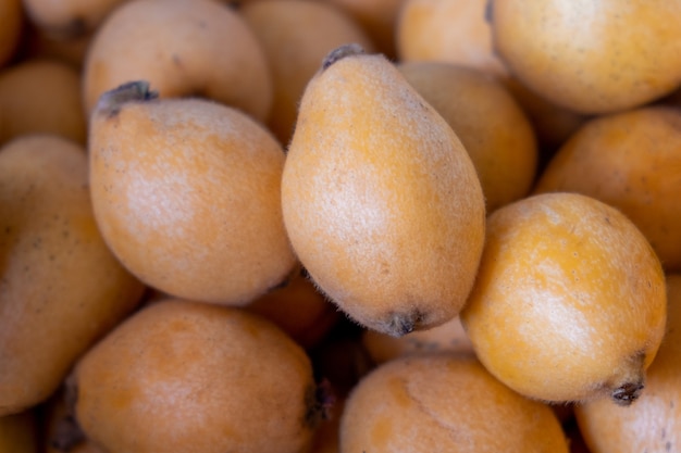 Pendant la saison des récoltes, de nombreux fruits de nèfle sont disposés de manière ordonnée