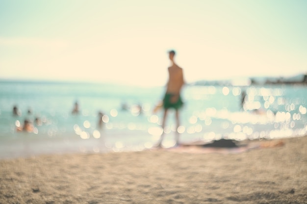 Pendant les vacances d'été. Silhouette d'un homme jouant au tennis sur la plage.