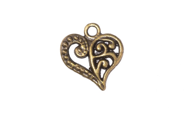 pendentif coeur vintage isolé sur fond blanc